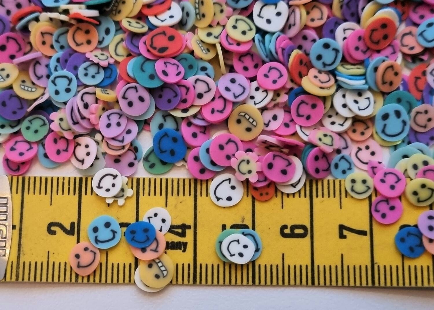 1000 st små smileys av mjuk lera, polymerlera för scrapbooking