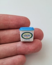 1 st yogurt. Miniatyr till dockskåp, tittskåp