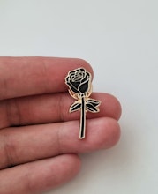 Pins, svart liten ros