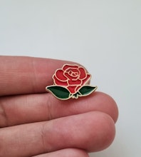 Pins, röd liten ros
