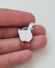 Pins, anka / gås med en kniv i munnen