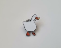 Pins, anka / gås med en kniv i munnen