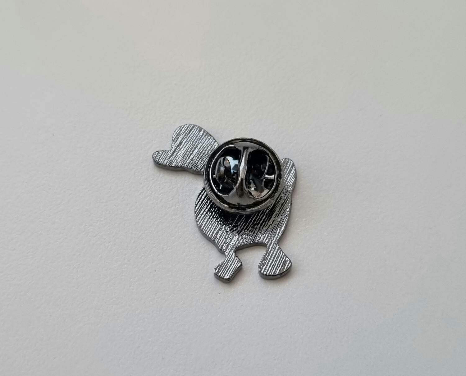 Pins, anka / gås med en kniv i munnen