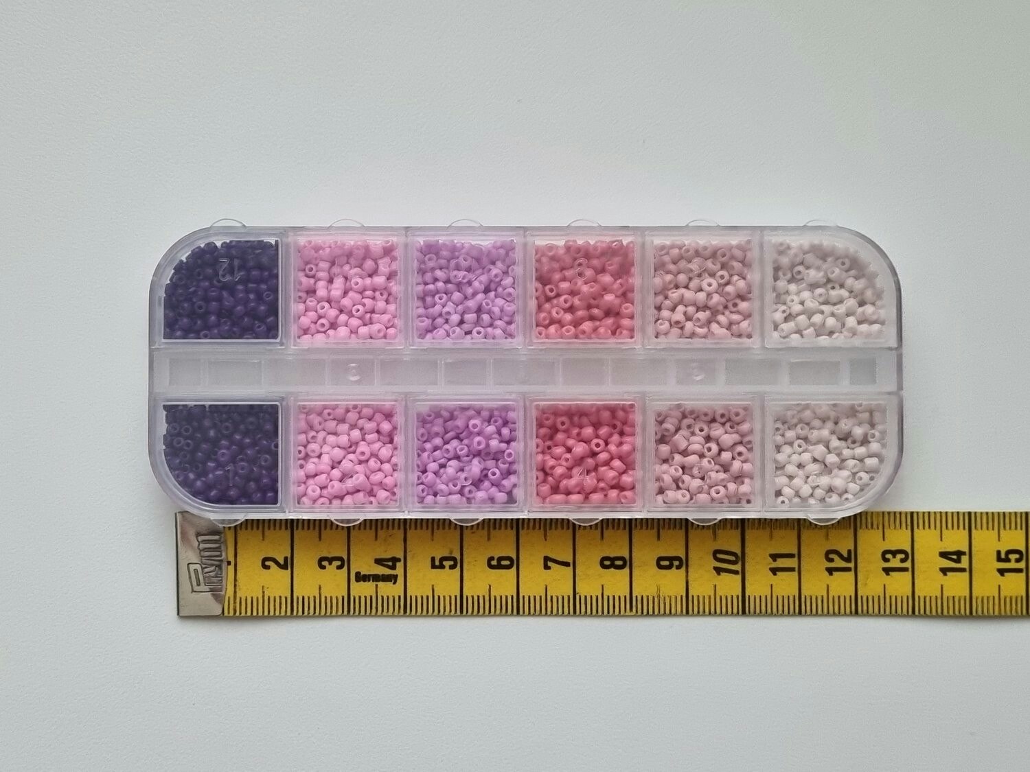 Låda med små pärlor, fröpärlor, glaspärlor (2 mm) Låda 1