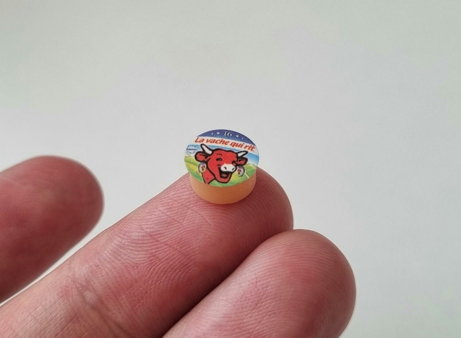 1 st ost / miniatyrost. Miniatyr till dockskåp, tittskåp (variant 1)