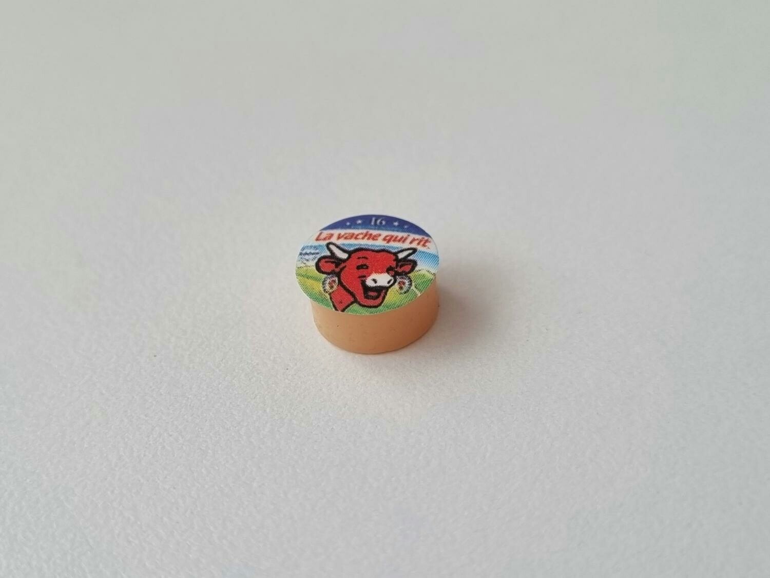 1 st ost / miniatyrost. Miniatyr till dockskåp, tittskåp (variant 1)
