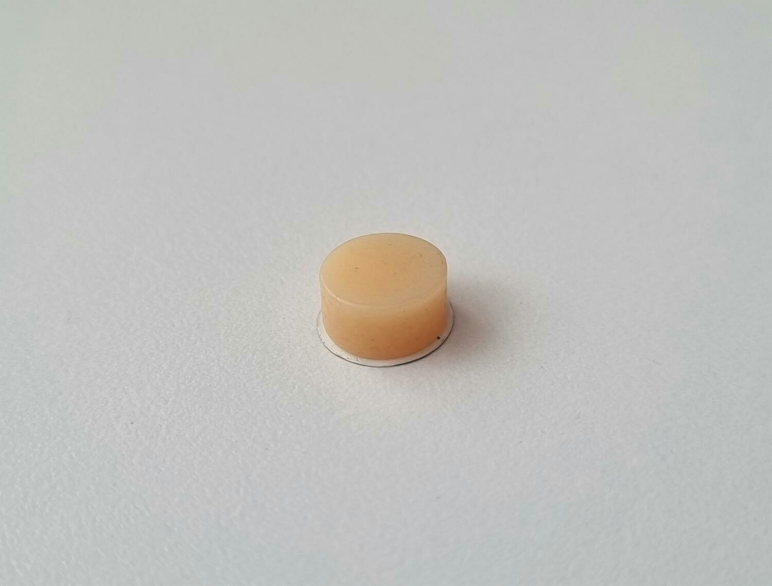 1 st ost / miniatyrost. Miniatyr till dockskåp, tittskåp (variant 1)
