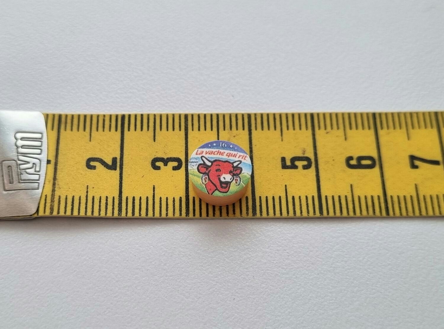 1 st ost / miniatyrost. Miniatyr till dockskåp, tittskåp (variant 1)