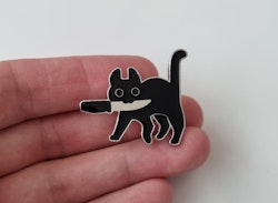 Pin, Katt med kniv i munnen