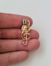 Pins, Guldfärgad Mikrofon