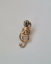 Pins, Guldfärgad Mikrofon