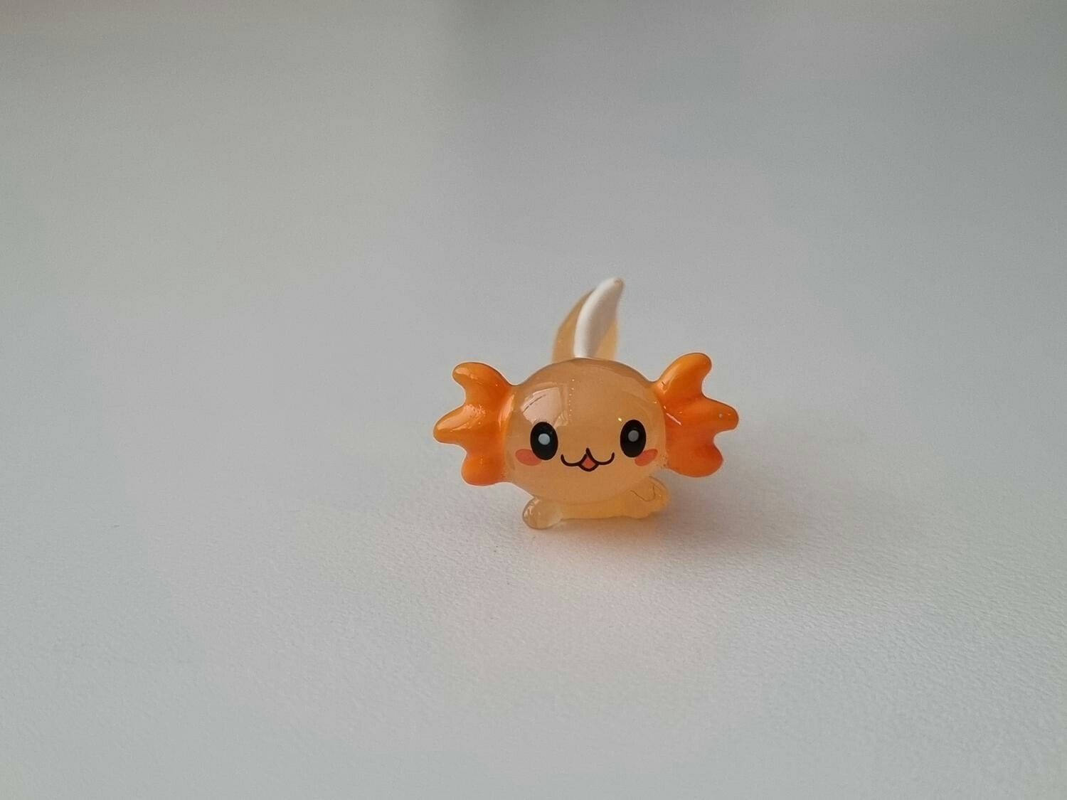 Söt orange axolotl, miniatyr för dekoration, dockskåp med mera