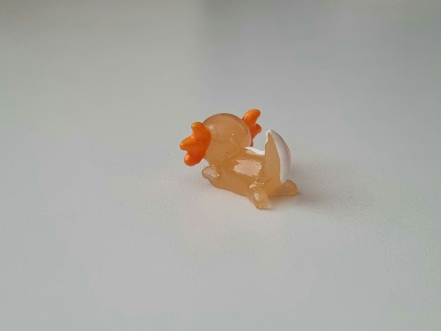 Söt orange axolotl, miniatyr för dekoration, dockskåp med mera
