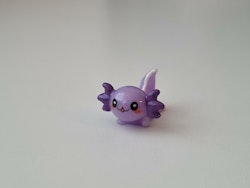 Söt lila axolotl, miniatyr för dekoration, dockskåp med mera