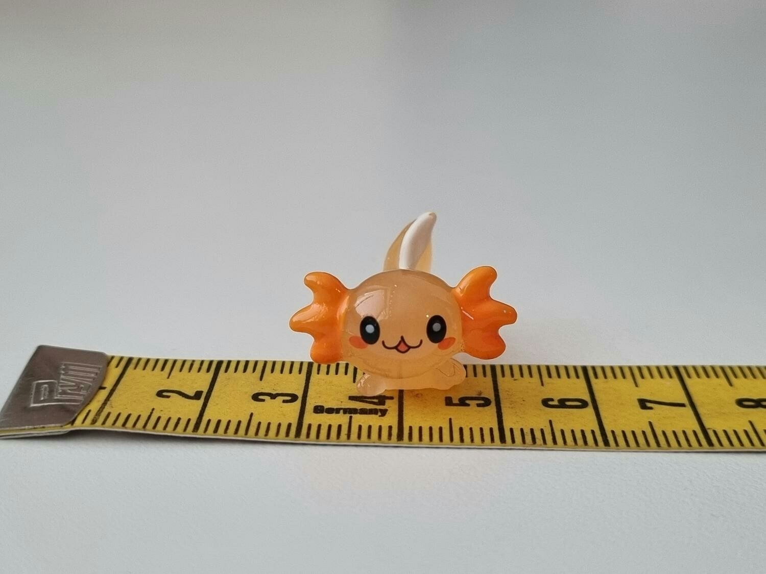 Söt orange axolotl, miniatyr för dekoration, dockskåp med mera