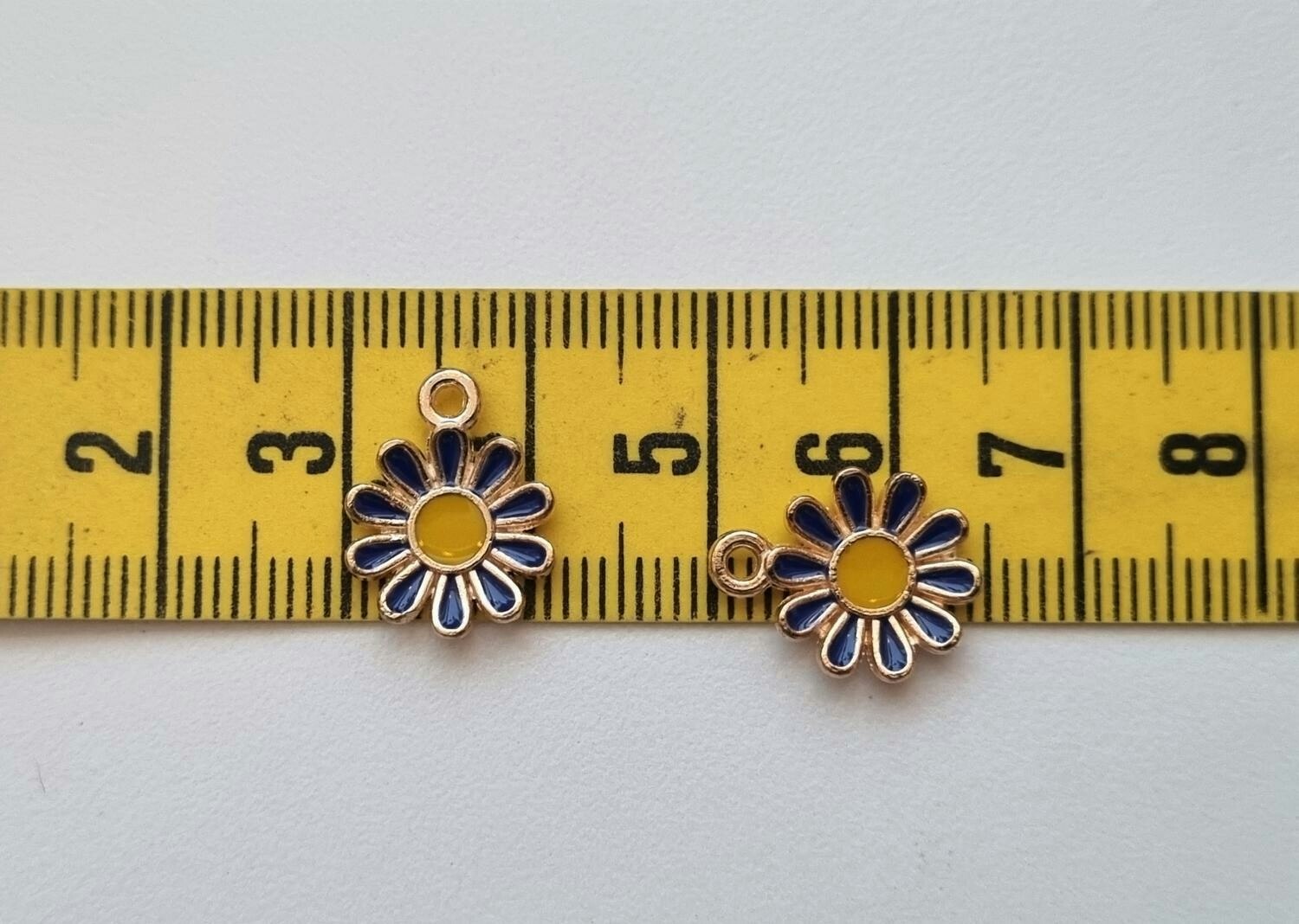 Vackra mörkblå somriga blommor, berlocker hängen