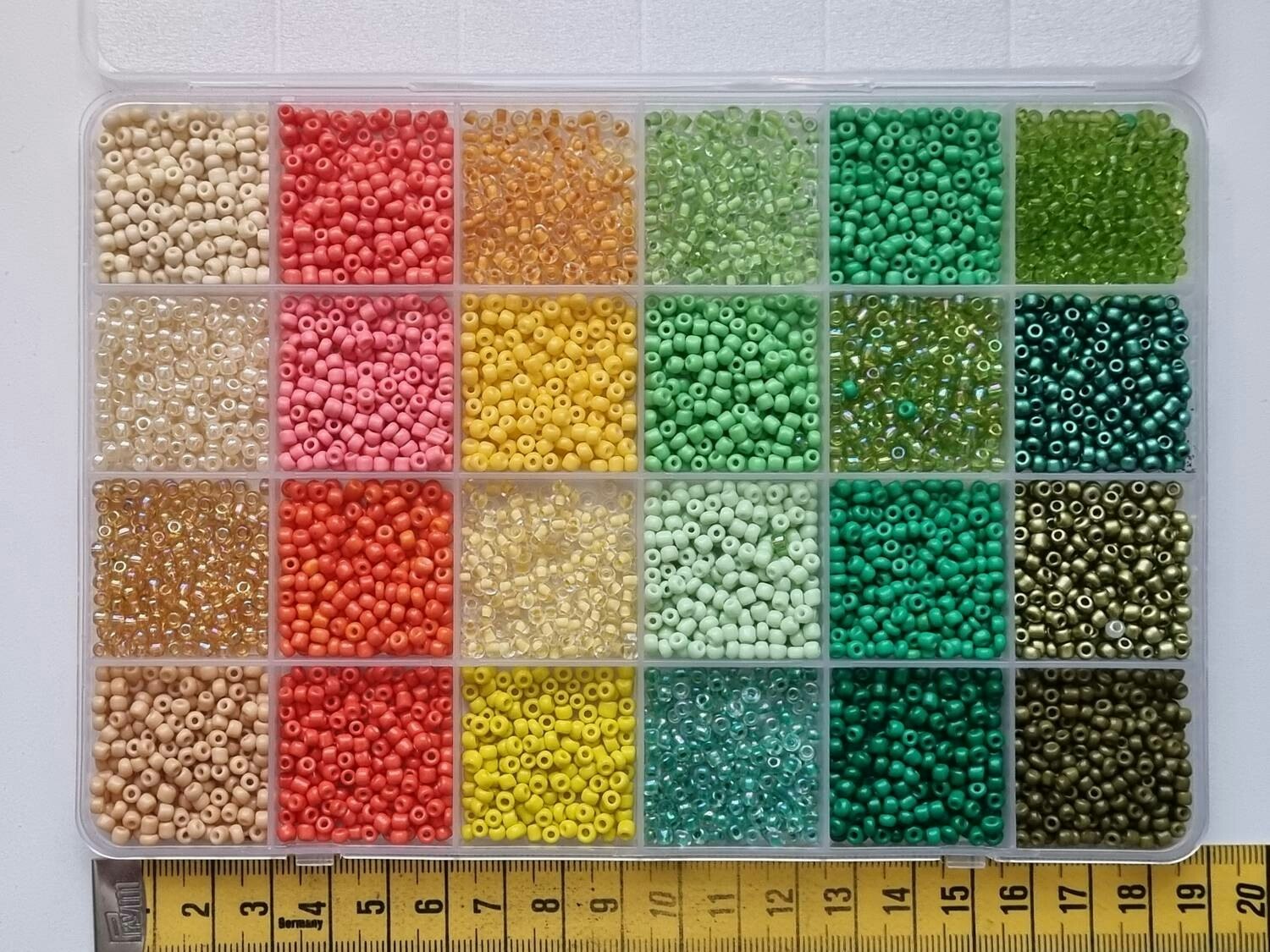 Ca 10.000 små pärlor, fröpärlor, glaspärlor (2 mm)