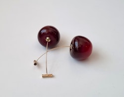 Örhängen Körsbär i resin