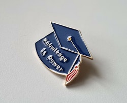 Pin med texten Knowledge is power