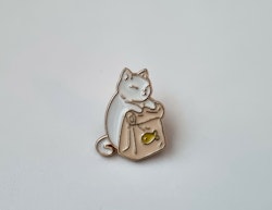 Pin, Vit katt med fiskpåse