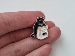 Pin, Svart katt med fiskpåse