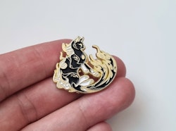 Pin Katt med guldfärgade eldflammor
