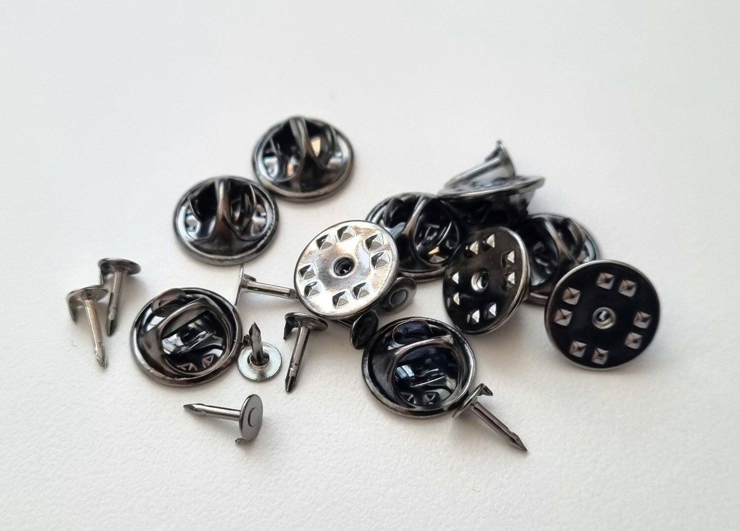 10 st silverfärgade fjärilslås / klämstift för att göra pins