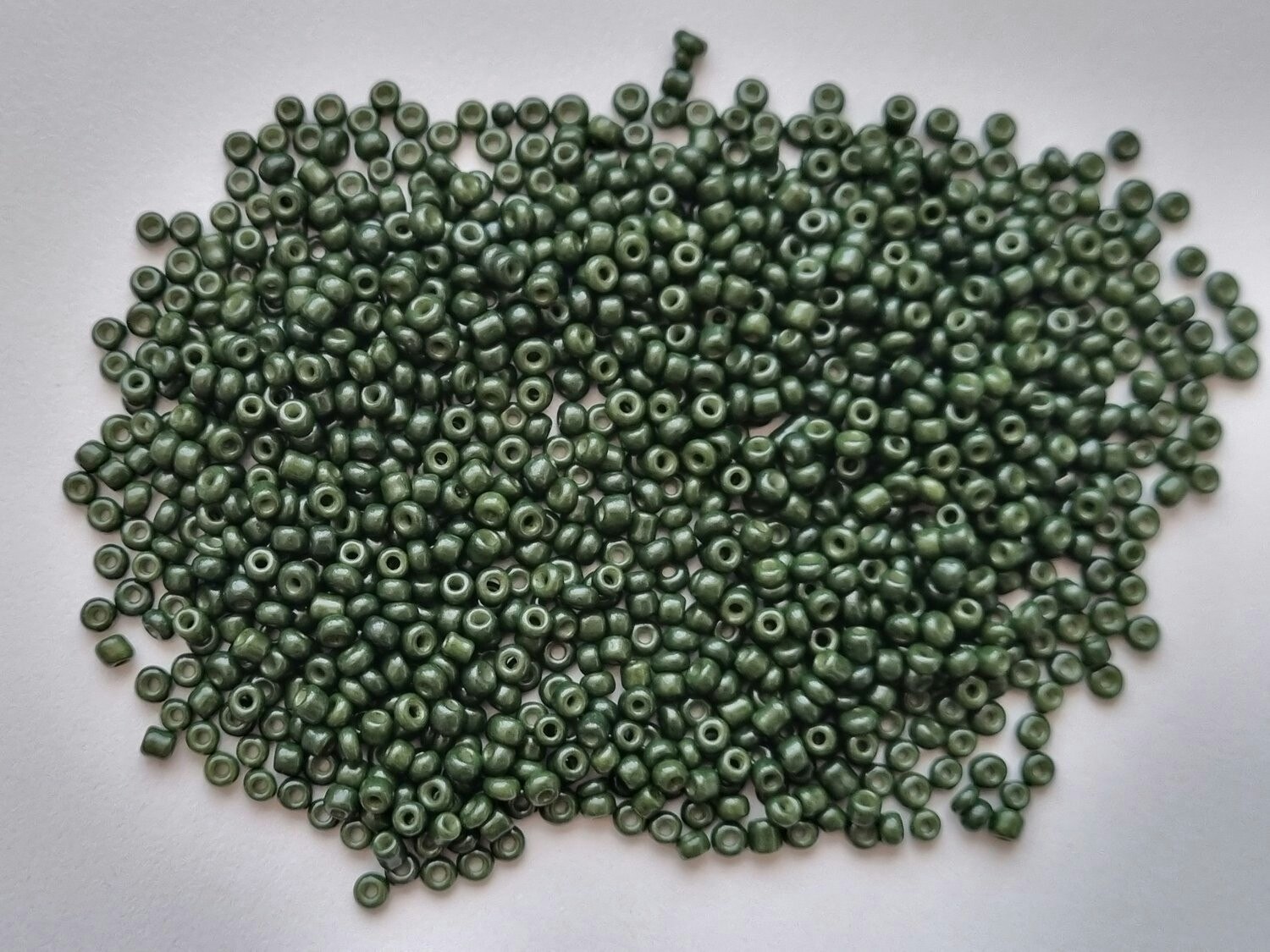 1000 små pärlor, fröpärlor, glaspärlor (2 mm) - Militärgrön
