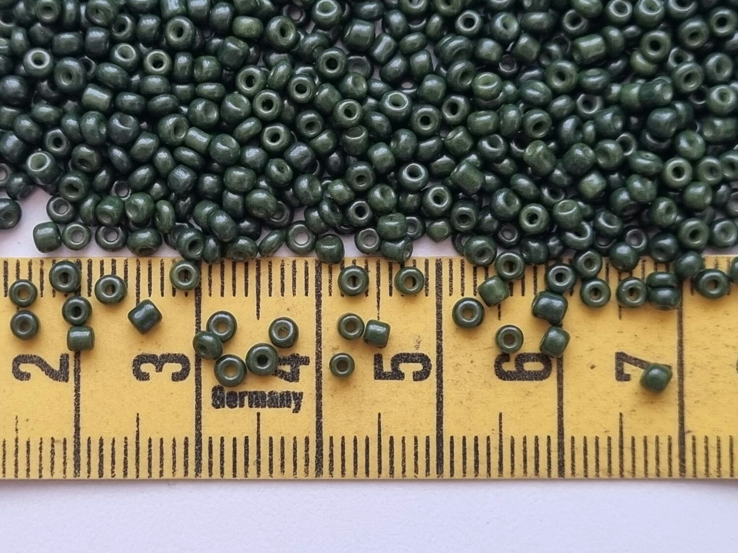 1000 små pärlor, fröpärlor, glaspärlor (2 mm) - Militärgrön