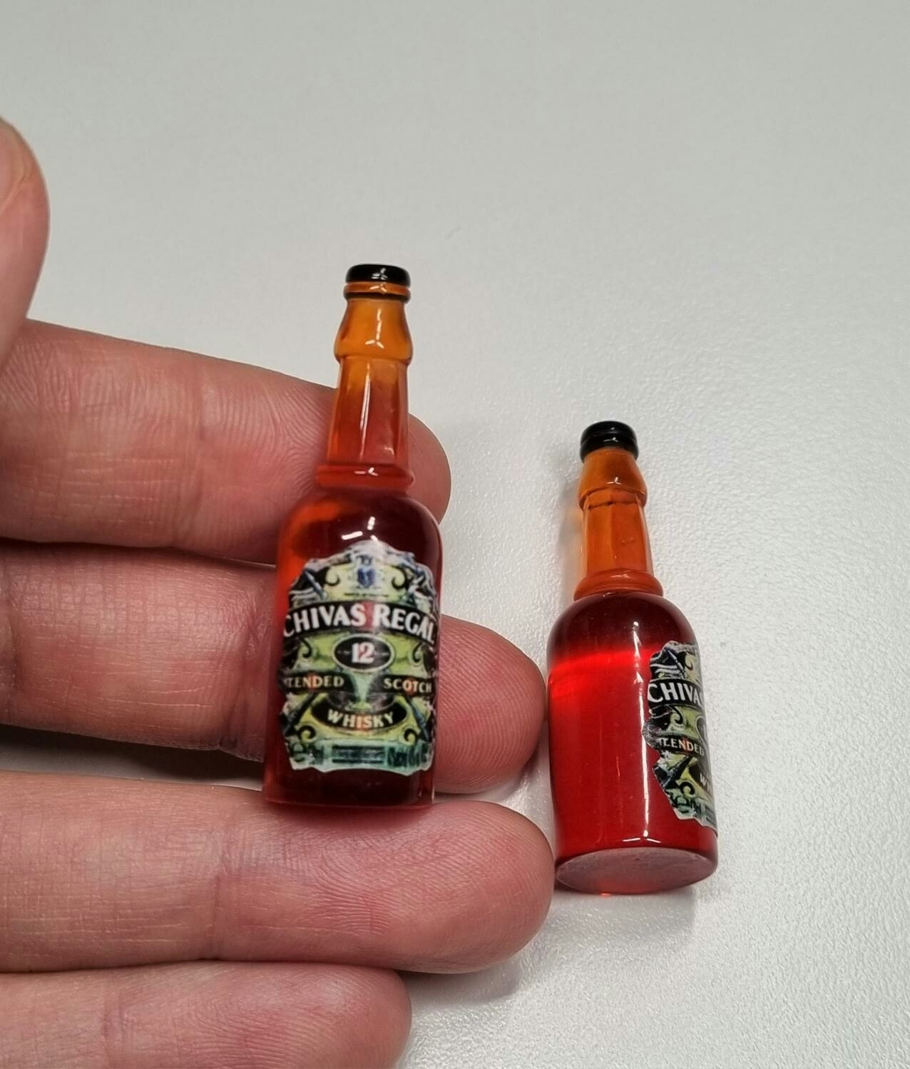 2 st miniatyrer, miniflaskor / flaskor för dockskåpet, tittskåp mm