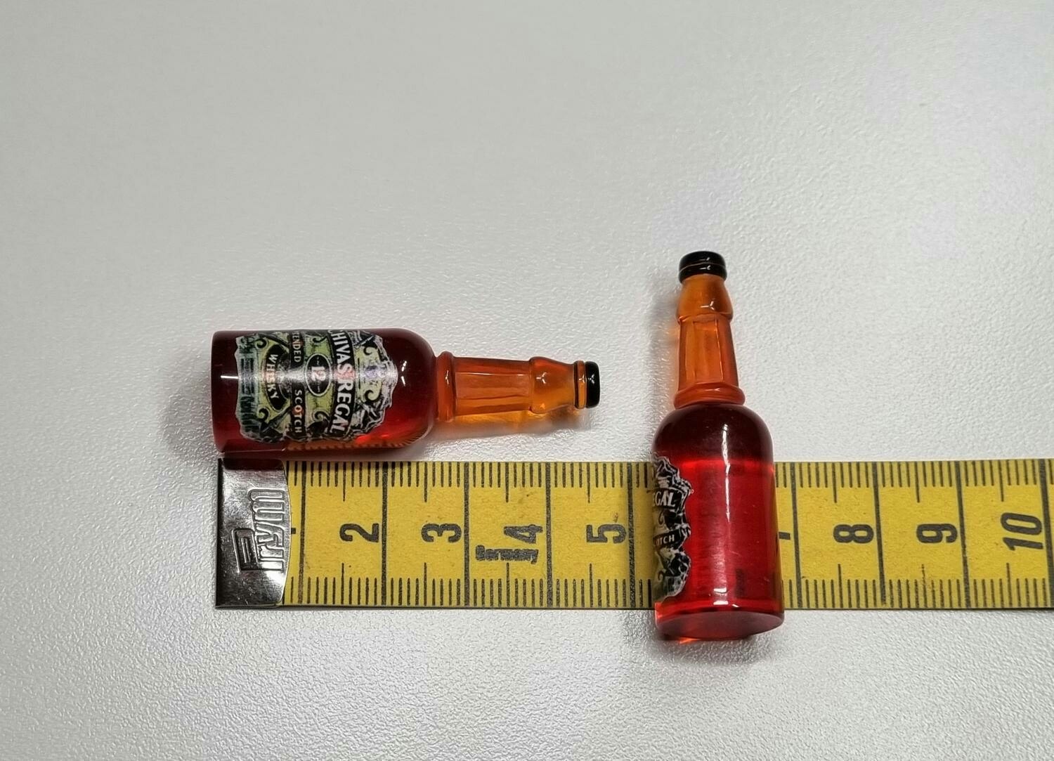 2 st miniatyrer, miniflaskor / flaskor för dockskåpet, tittskåp mm