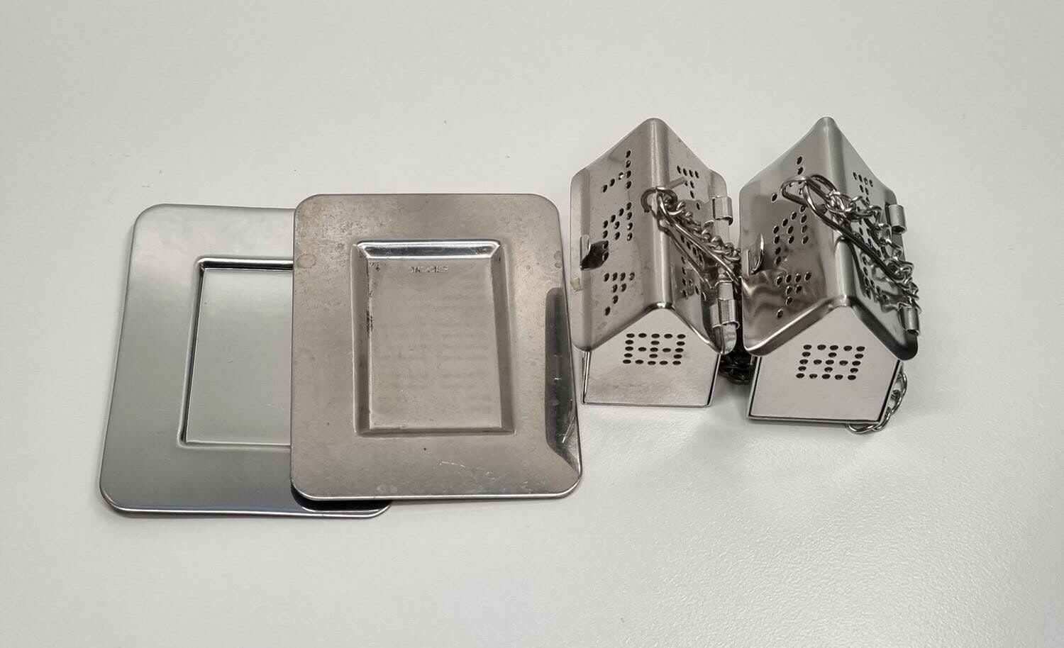 2 st tepåsehållare med fat, miniatyrhus (hus nr 190)