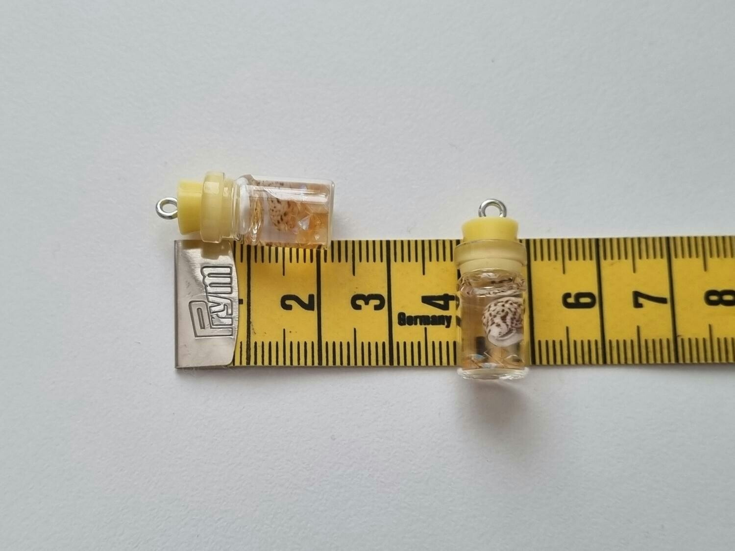 2 st små glasflaskor, flaskor med kork miniatyrer glasburkar