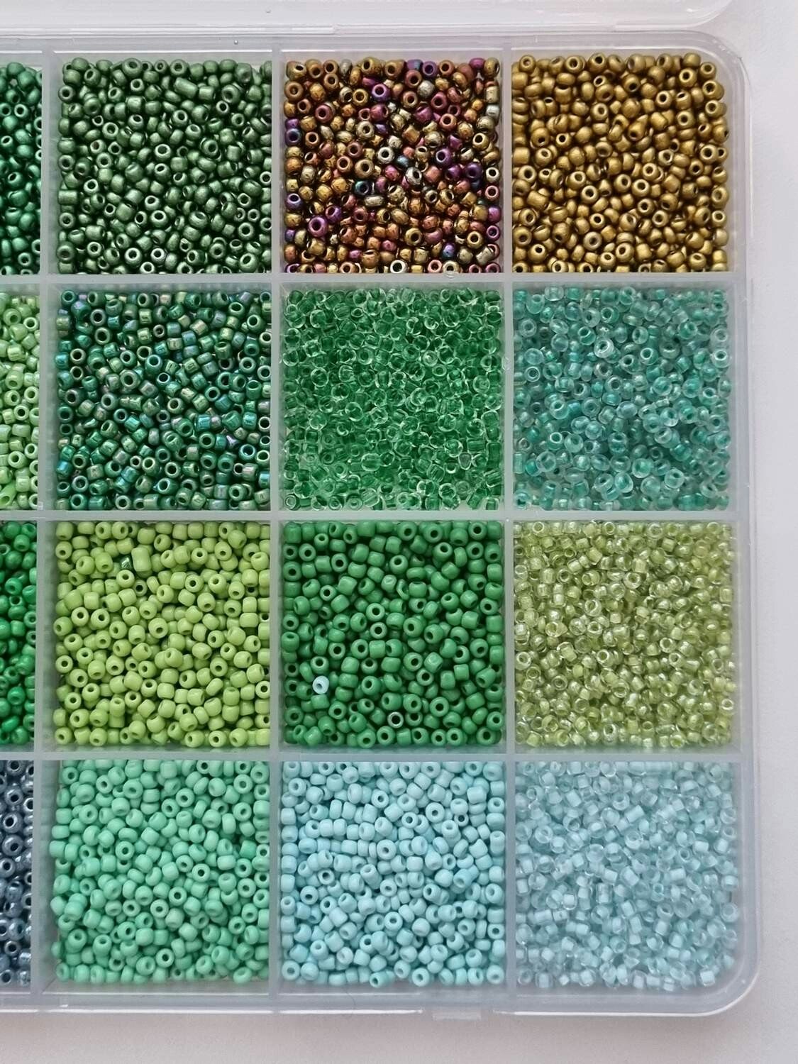 Ca 10.000 små pärlor, fröpärlor, glaspärlor (2 mm)