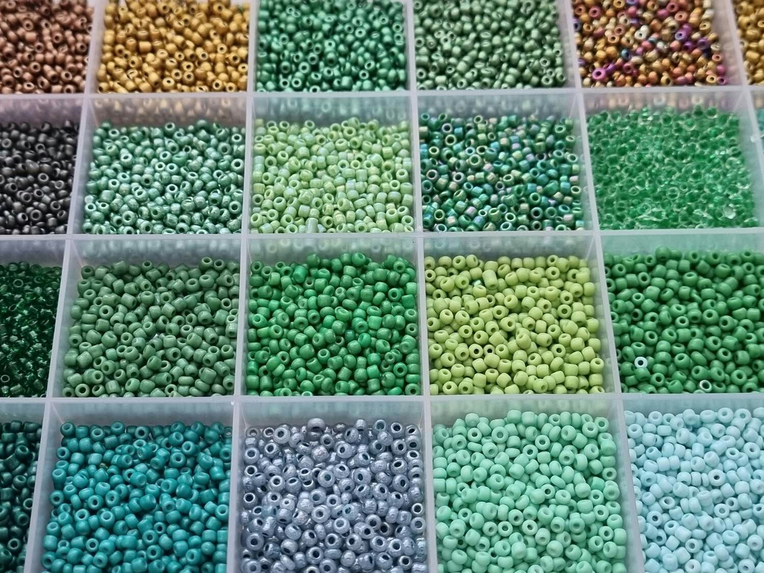 Ca 10.000 små pärlor, fröpärlor, glaspärlor (2 mm)