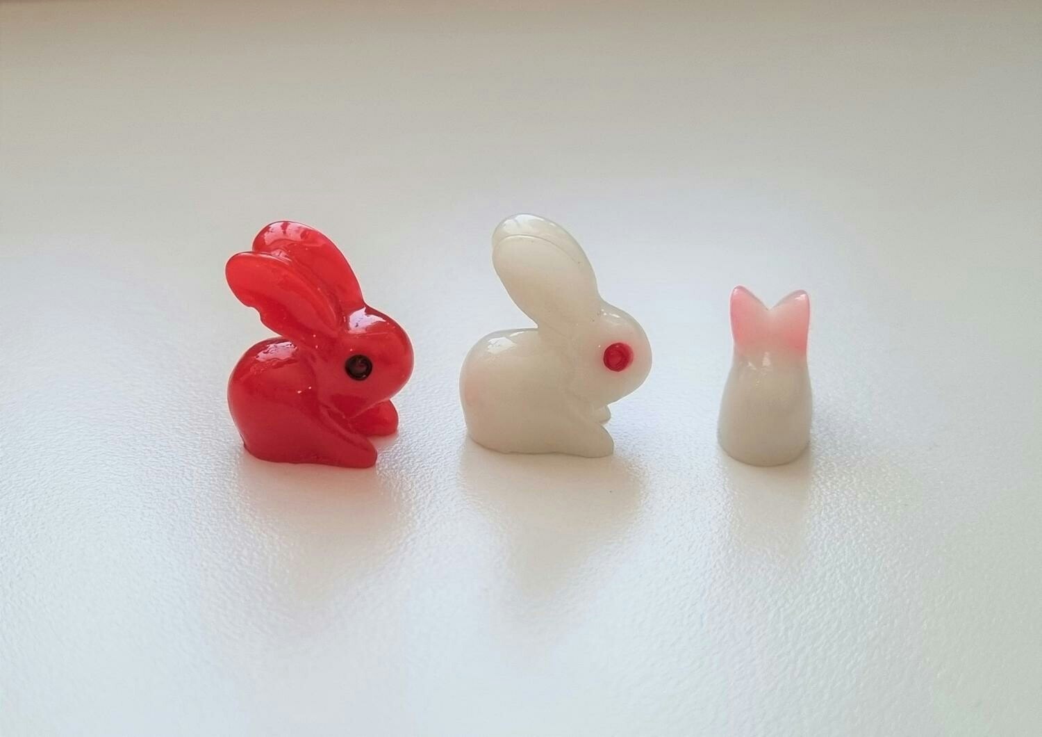 3 st små kaniner. Miniatyrer / figuriner för dockskåpet, tittskåp mm