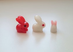 3 st små kaniner. Miniatyrer / figuriner för dockskåpet, tittskåp mm