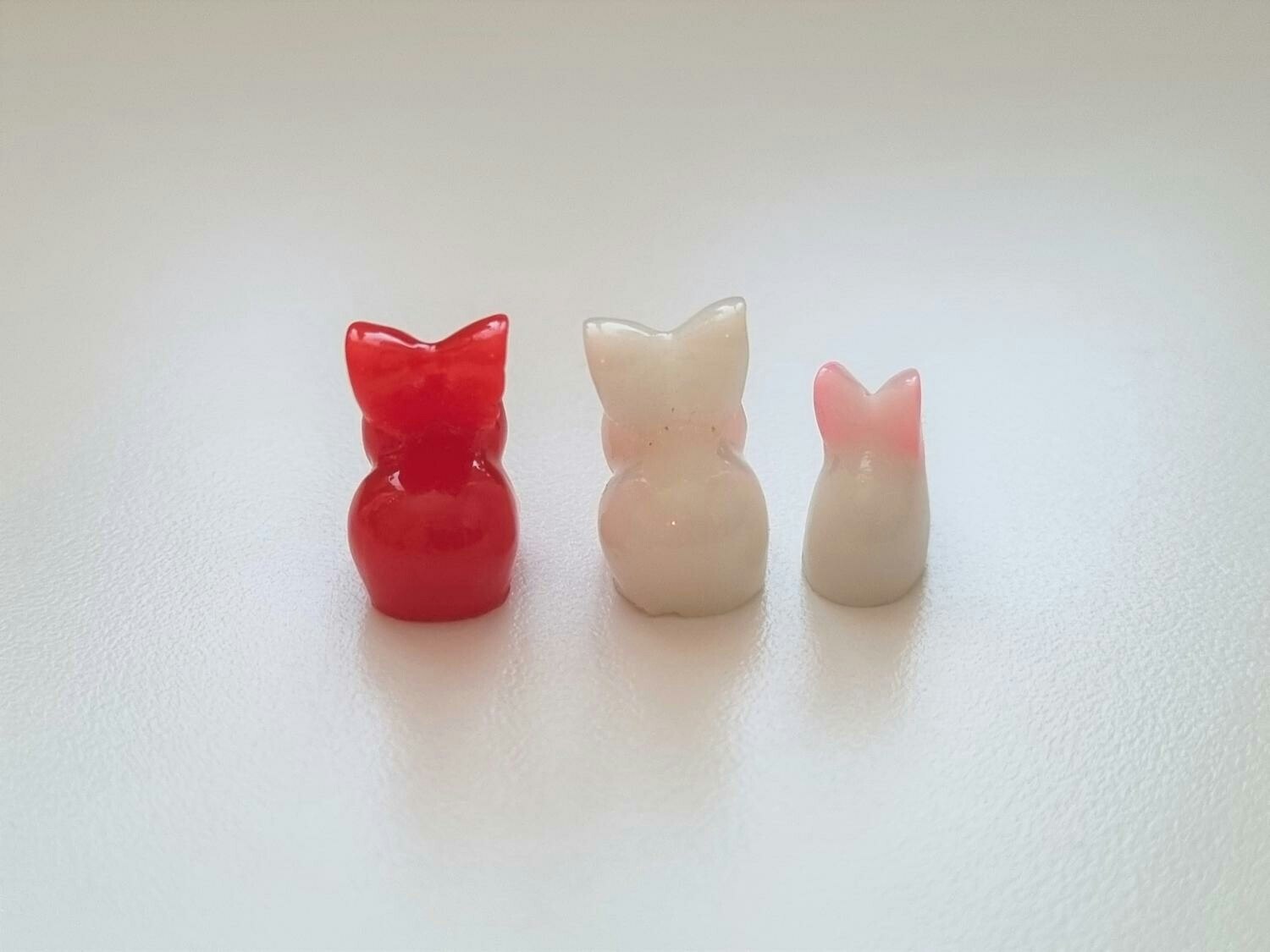 3 st små kaniner. Miniatyrer / figuriner för dockskåpet, tittskåp mm
