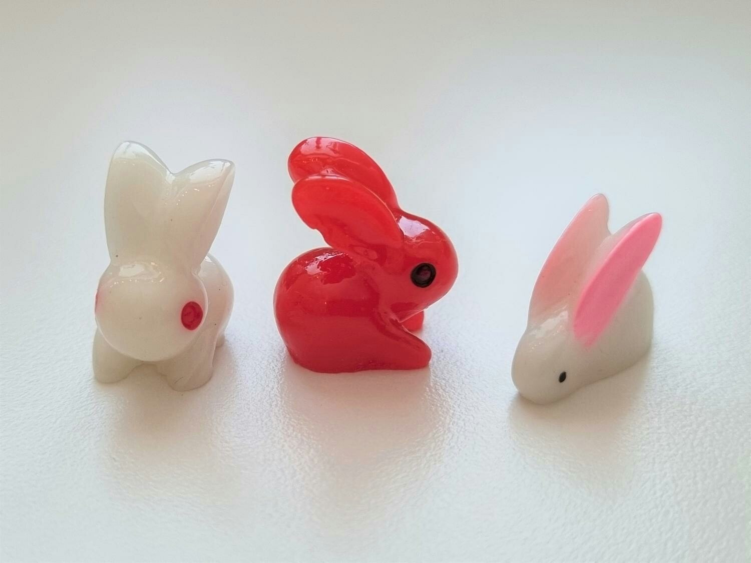 3 st små kaniner. Miniatyrer / figuriner för dockskåpet, tittskåp mm