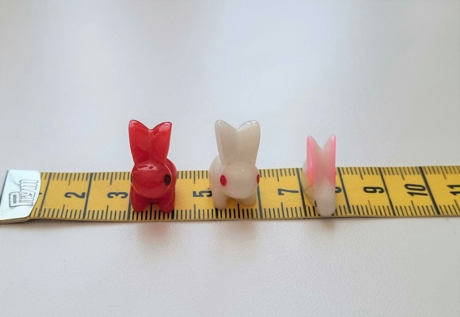 3 st små kaniner. Miniatyrer / figuriner för dockskåpet, tittskåp mm