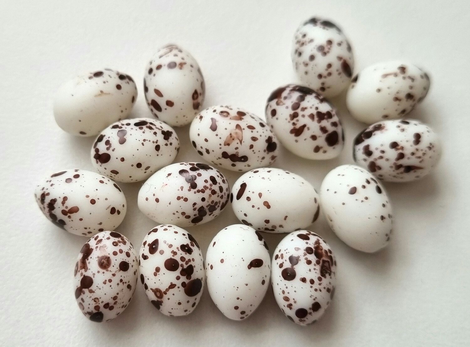 5 st små vitaprickiga ägg, miniägg, miniatyrägg för dockskåp / tittskåp