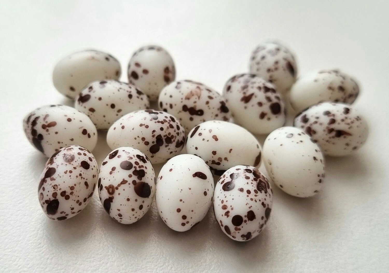5 st små vitaprickiga ägg, miniägg, miniatyrägg för dockskåp / tittskåp