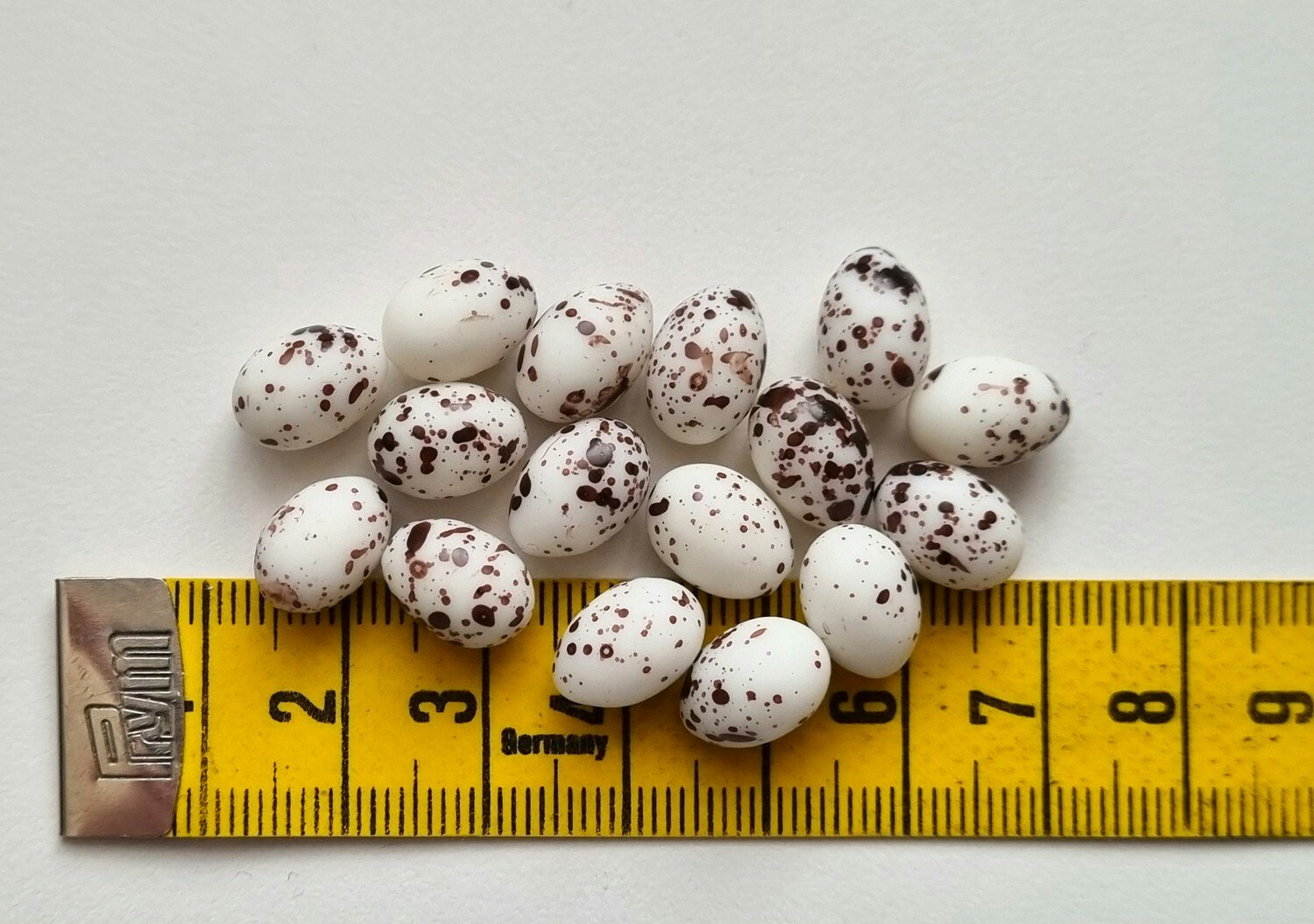 5 st små vitaprickiga ägg, miniägg, miniatyrägg för dockskåp / tittskåp