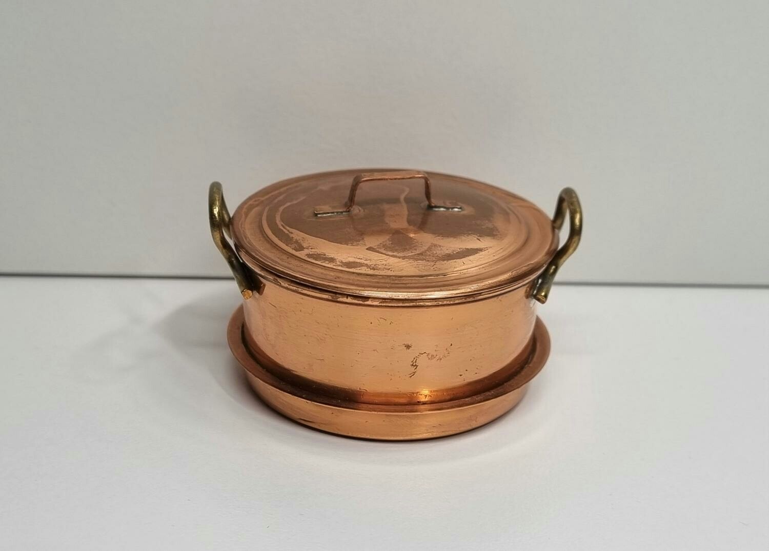 Kopparfärgad kastrull med lock. Miniatyr för dockskåp, tittskåp