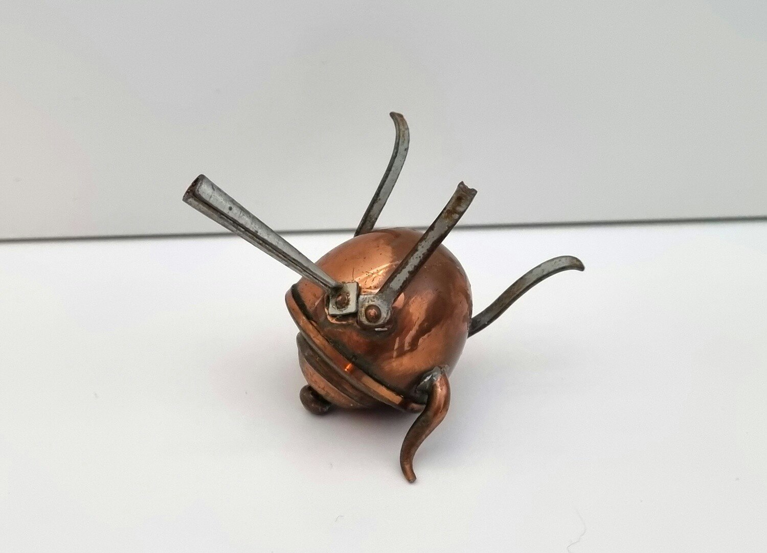 Kopparfärgad kastrull på ben. Miniatyr för dockskåp, tittskåp