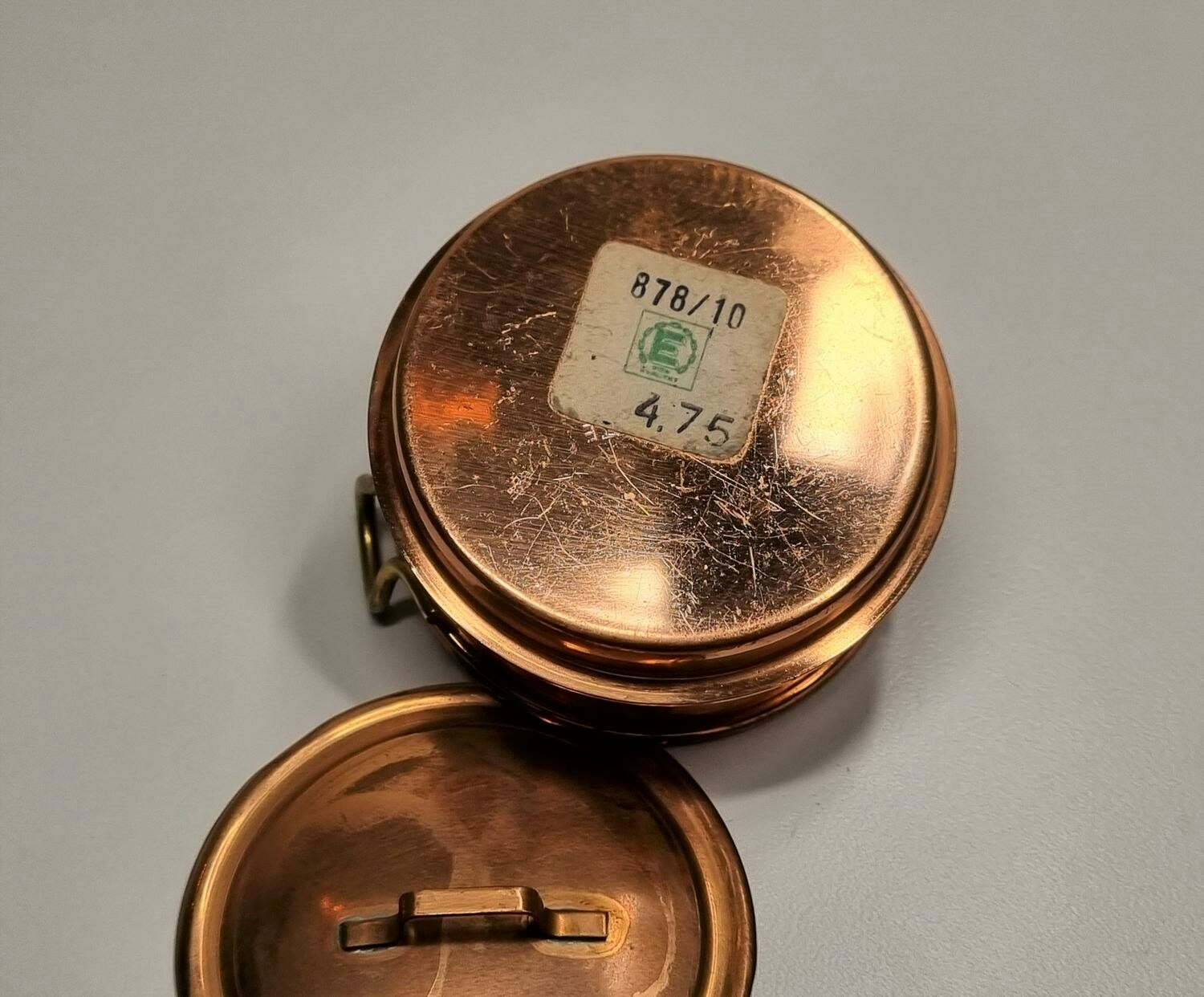 Kopparfärgad kastrull med lock. Miniatyr för dockskåp, tittskåp