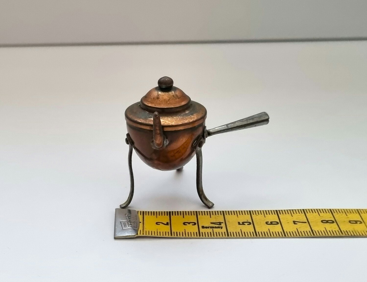 Kopparfärgad kastrull på ben. Miniatyr för dockskåp, tittskåp