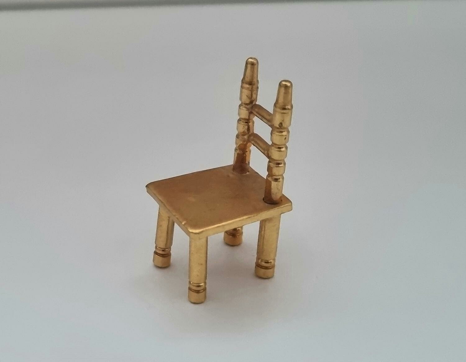 Stol, miniatyrstol. Miniatyr till dockhus, dockskåp / tittskåp med mera