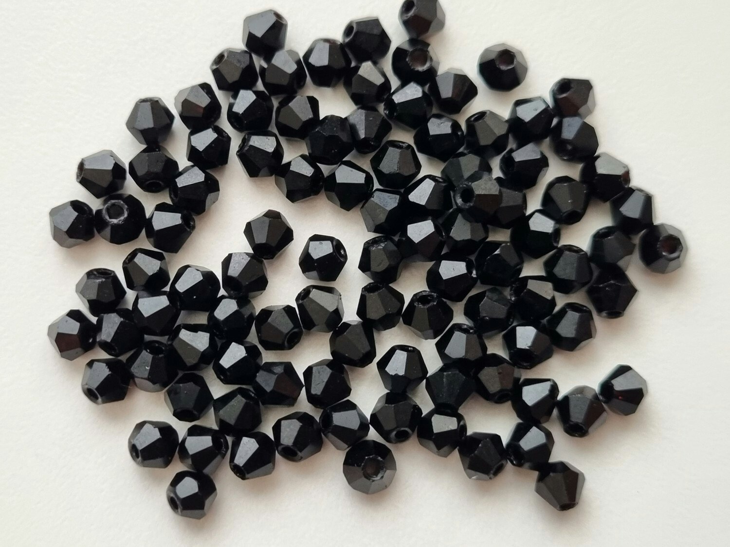 100 st svarta bicone pärlor (4 mm)