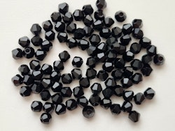 100 st svarta bicone pärlor (4 mm)